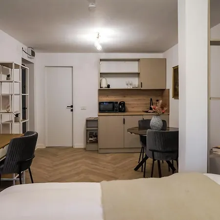 Apartment April *
